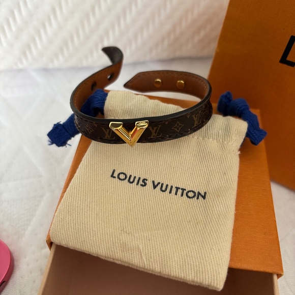 LV Essential V Bracelet - Picture 1 of 4
